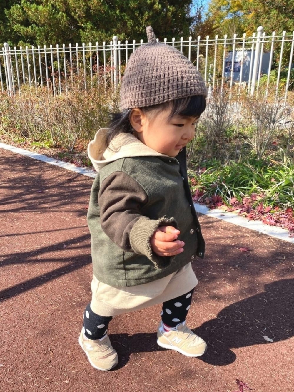 「1歳2ヶ月、カーキジャケット、パーカーワンピース、どんぐり帽子、秋のコーデ、冬コーデ、ニューバランス996」｜「b.ROOMのアイテム（ジャケット/アウター、グリーン系）」を使った、annaさん（キッズ・80cm）の秋コーディネートの1枚目の写真