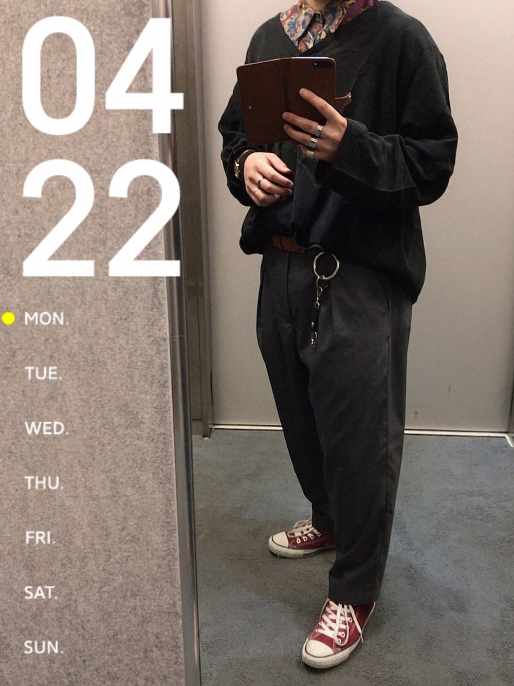 「オーバーサイズ、春コーデ、ootd、タックイン、古着、ゆるコーデ、柄シャツ、黒コーデ、スラックス、カーディガンコーデ」｜「CONVERSEのCONVERSE ALL STAR HI (MRN)（スニーカー、レッド系）」を使った、なおさん（メンズ・168cm）の春コーディネートの1枚目の写真