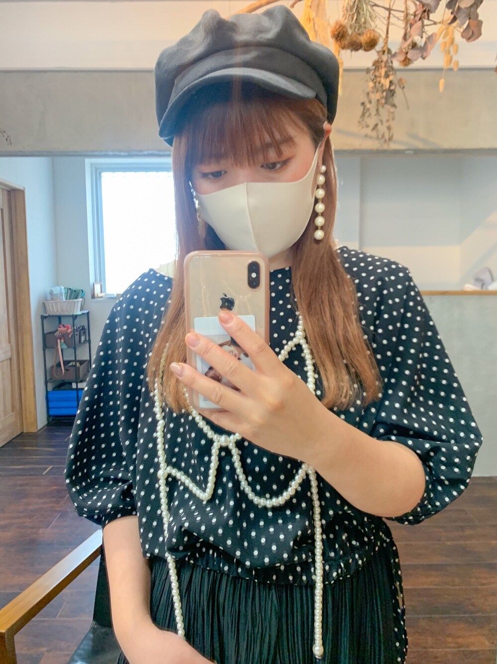 ホワイト系のピアス（両耳用）を着用したレディースの秋コーディネートの1枚目の写真