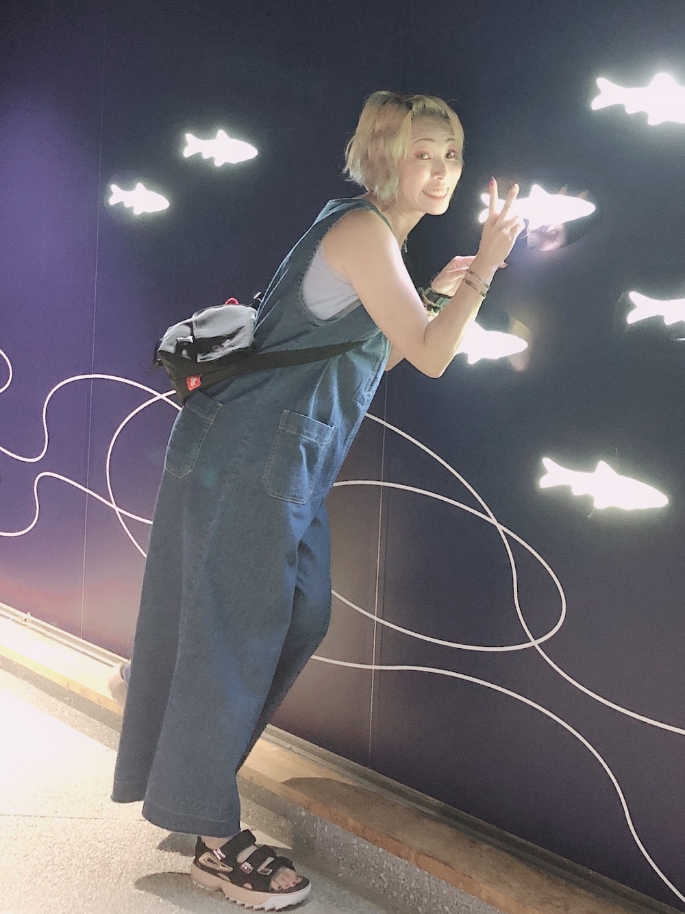 「サロペット、オールインワン、カジュアルコーデ、金髪ショート、FILA、サマンサ モスモス(Samansa Mos2)」｜「Samansa Mos2のデニムサロペット（オールインワン・サロペット、ブルー系）」を使った、tomoさん（レディース・159cm）の秋コーディネートの1枚目の写真