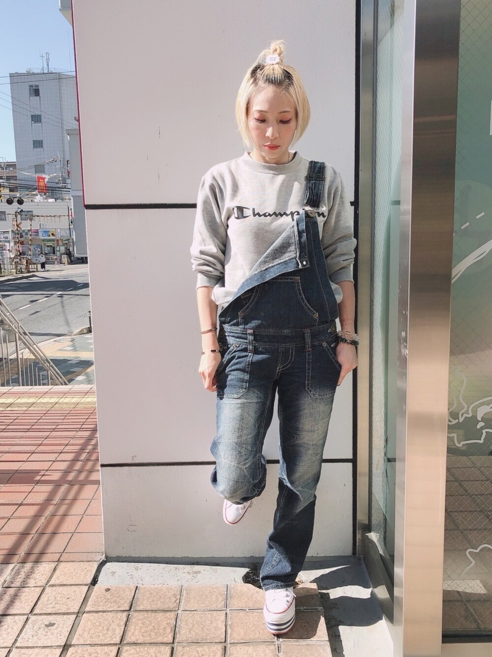 「サロペット、オーバーオール、チャンピオン、子供服、厚底、カジュアル、秋コーデ、トレーナー、コンバース、おしゃれさんと繋がりたい」｜「Championのアイテム（スウェット、グレー系）」を使った、tomoさん（レディース・159cm）の秋コーディネートの1枚目の写真
