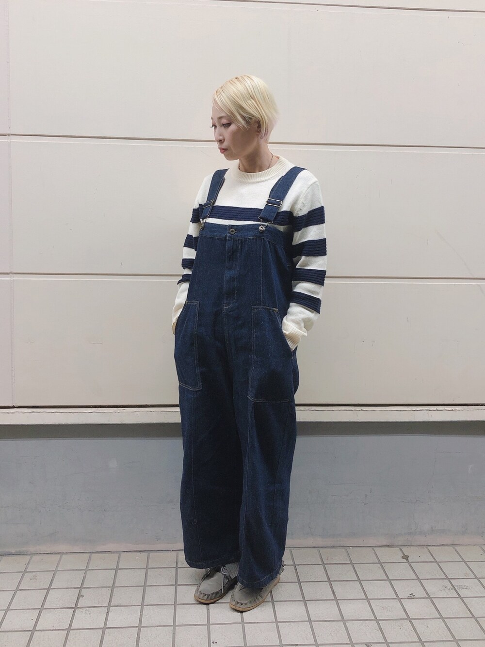 「サロペット、ショートヘア、ボーダー、メンズサイズ、フリンジ、金髪、おしゃれさんと繋がりたい、カジュアルコーデ」｜「GUのアイテム（ニット/セーター、ホワイト系）」を使った、tomoさん（レディース・159cm）の冬コーディネートの1枚目の写真