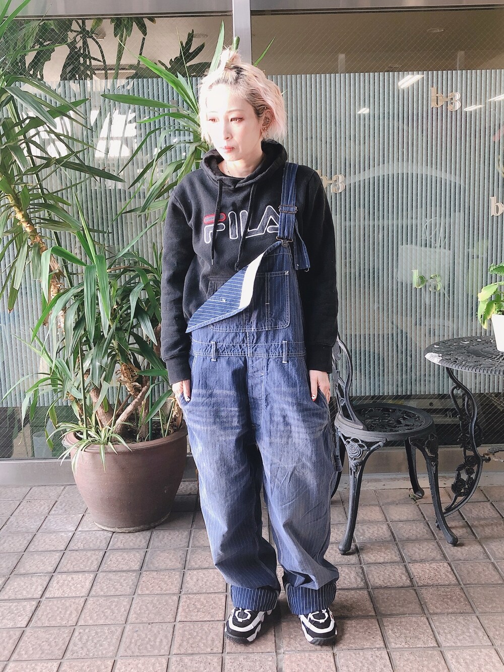 「メンズライク、サロペット、オーバーオール、おしゃれさんと繋がりたい、クリスマスコーデ、金髪、ストライプパンツ、ジャーナルスタンダード」｜「FILAのアイテム（パーカー、ブラック系）」を使った、tomoさん（レディース・159cm）の冬コーディネートの1枚目の写真