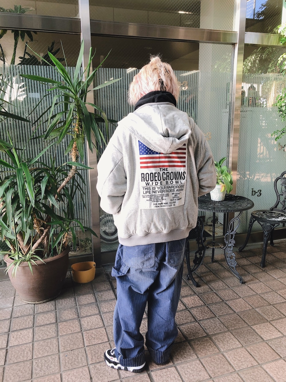 「メンズアイテム、冬コーデ、おしゃれさんと繋がりたい、シンプルコーデ、カジュアル、オーバーオール、サロペット、リバーシブル、ヒッコリー」｜「RODEO CROWNS WIDE BOWLのアイテム（ジャケット/アウター、グレー系）」を使った、tomoさん（レディース・159cm）の冬コーディネートの1枚目の写真
