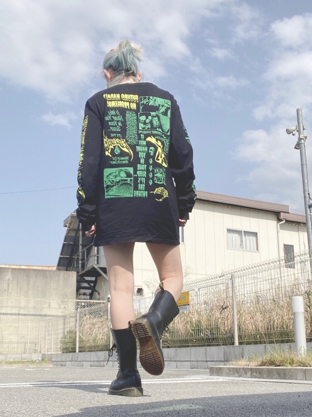 「VOLCOM、Tシャツ、ワンピース、Dr.Martens、カジュアル、シンプル」｜「VOLCOMのBITS OF BRAIN BSC LS（Tシャツ/カットソー、ブラック系）」を使った、tomoさん（レディース・160cm）の春コーディネートの1枚目の写真