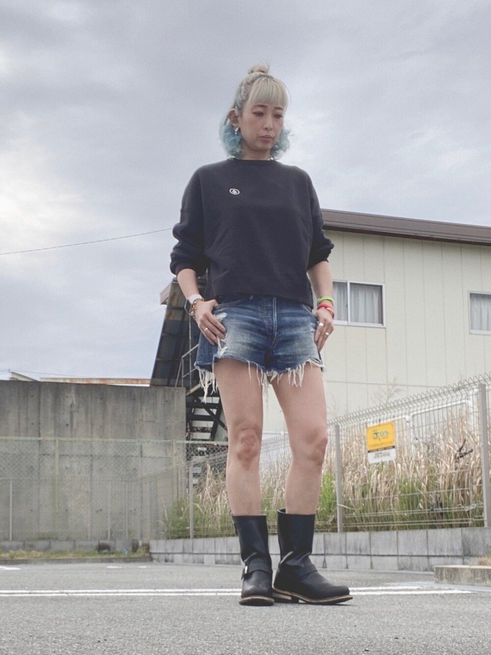 「VOLCOM、メンズライク、ショートパンツ、デニム、ブーツ、金髪」｜「VOLCOMのアイテム（スウェット、ブラック系）」を使った、tomoさん（レディース・160cm）の春コーディネートの1枚目の写真