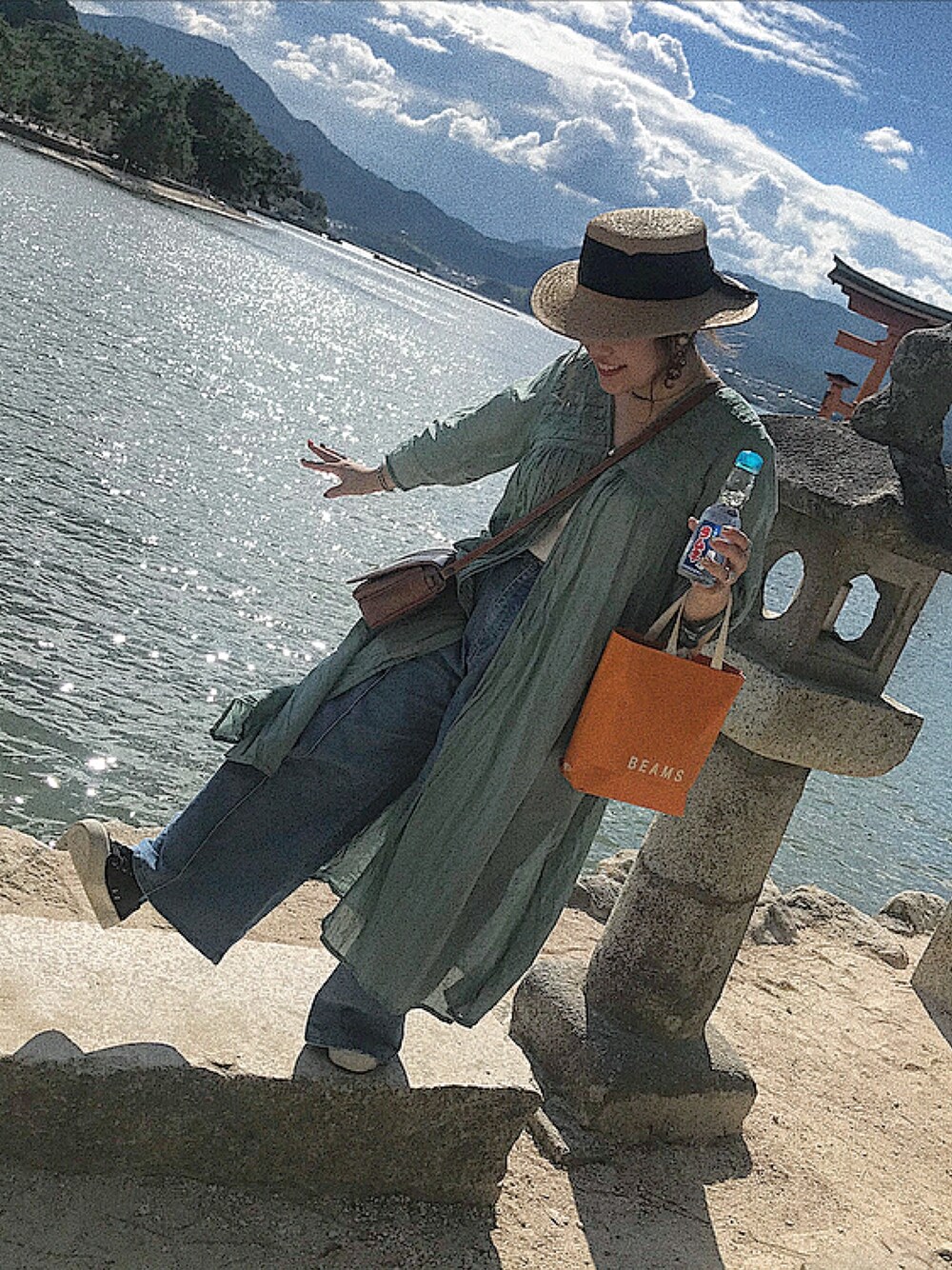 「夏セールで買いました、夏、ootd、ストローハット、デニム、シャツワンピ、ブルーコーデ、大人カジュアル」｜「niko and...のアイテム（シャツワンピース、グリーン系）」を使った、なつあんさん（レディース・153cm）の夏コーディネートの1枚目の写真