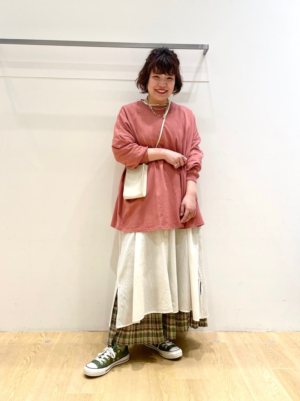 「春カラー、カジュアルコーデ、レイヤードスタイル、プチプラ、ビッグシルエット、シャツワンピ、チェックスカート、コンバース」｜「LAKOLEのSUPER BIG-Tシャツ / LAKOLE（Tシャツ/カットソー、ピンク系）」を使った、なつあんさん（レディース・153cm）の春コーディネートの1枚目の写真