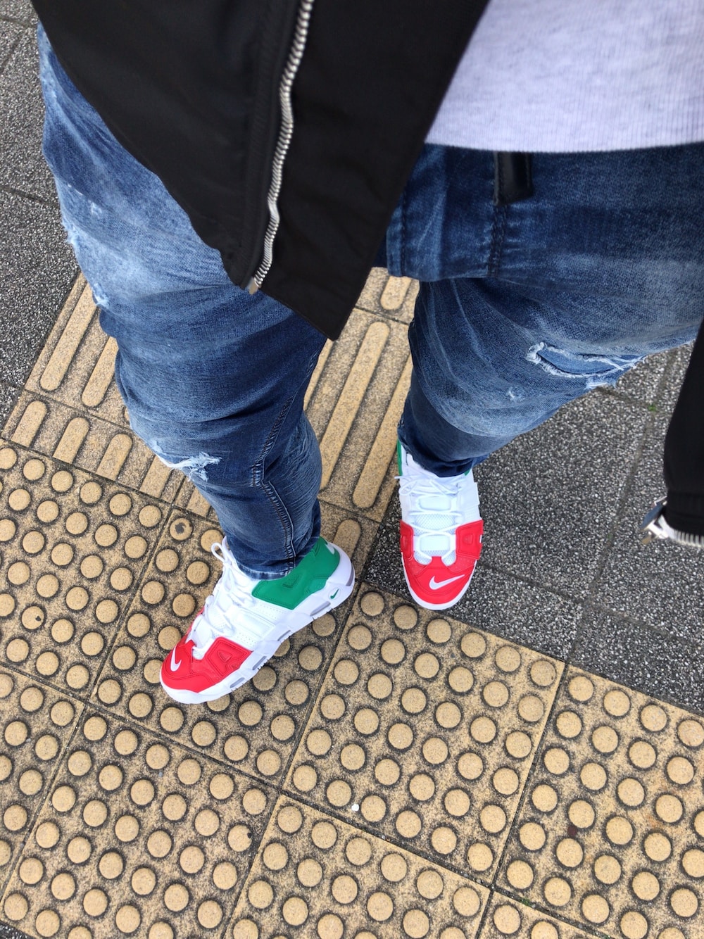 「airmoreuptempo、MONCLER、DESEL」｜「NIKEのアイテム（スニーカー、その他）」を使った、Ryo さん（メンズ・172cm）の冬コーディネートの1枚目の写真