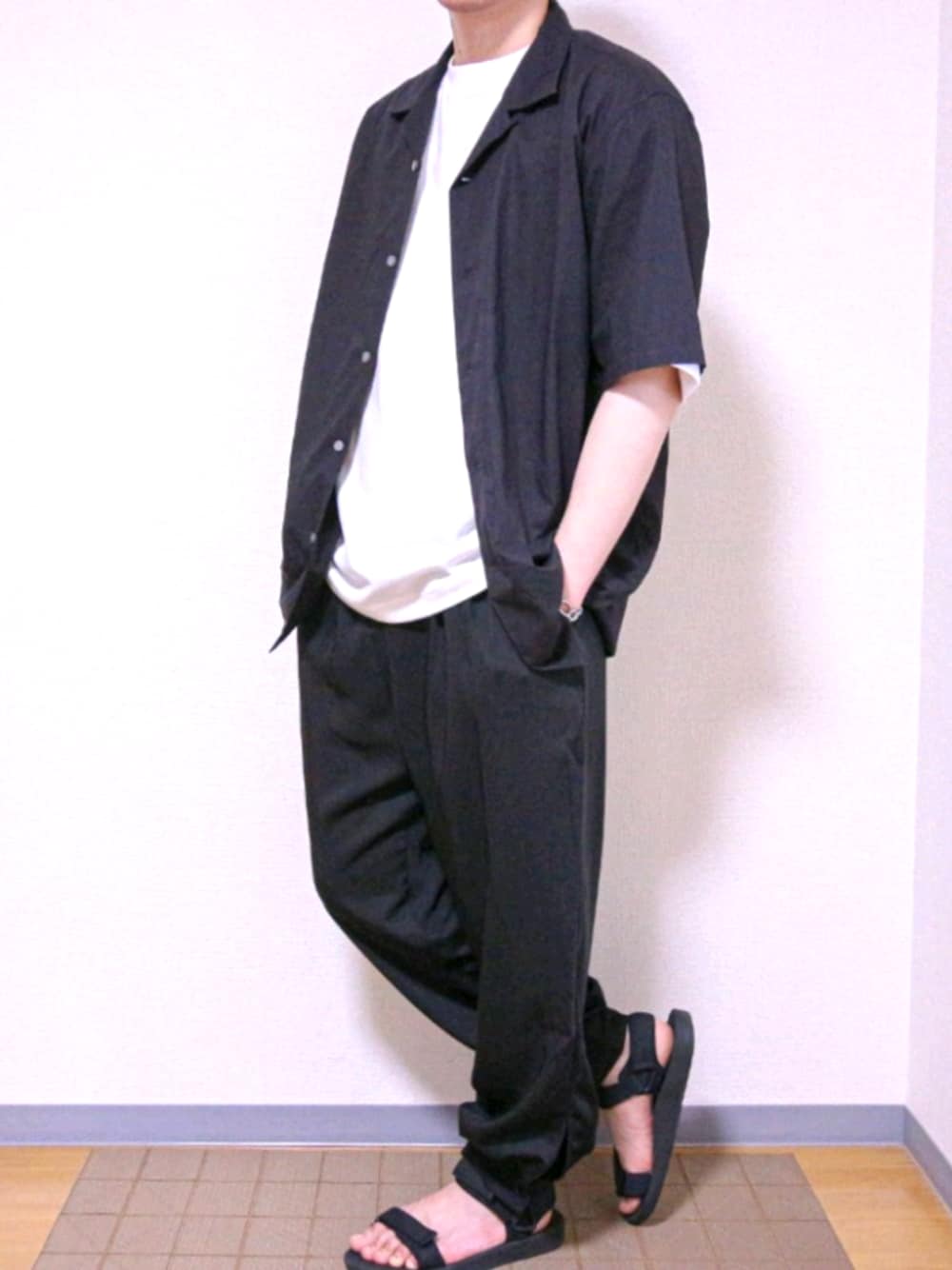 ブラック系のシャツ/ブラウス、ホワイト系のTシャツ/カットソー、ブラック系のその他パンツを着用したメンズの春コーディネートの1枚目の写真