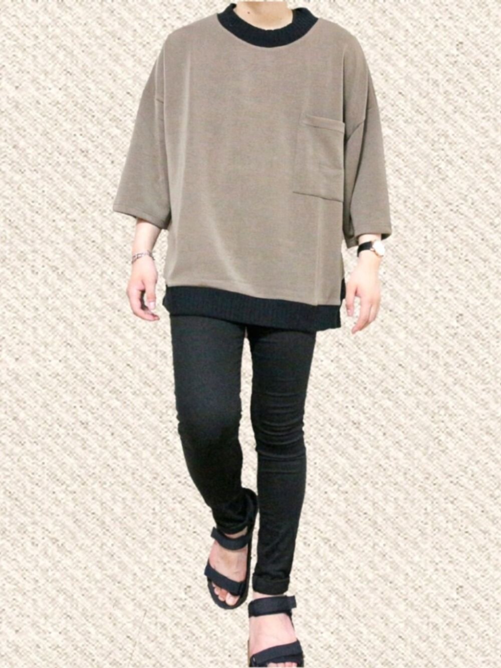 ブラウン系のTシャツ/カットソー、ブラック系のデニムパンツ、ブラック系のスニーカーを着用したメンズの夏コーディネートの1枚目の写真