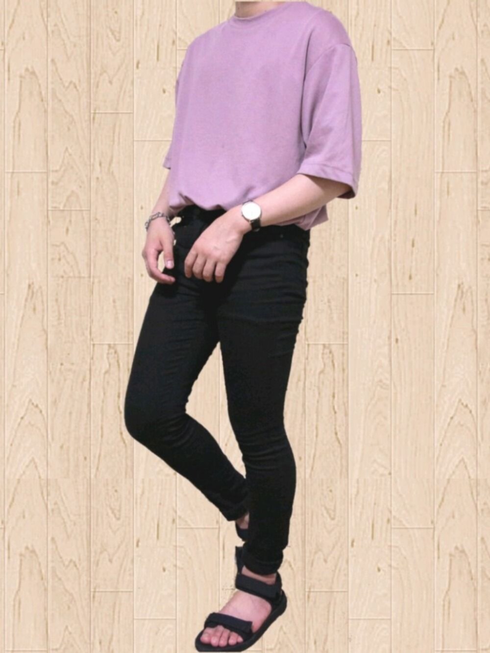 ブラック系のスニーカー、ブラック系のデニムパンツ、パープル系のTシャツ/カットソーを着用したメンズの夏コーディネートの1枚目の写真