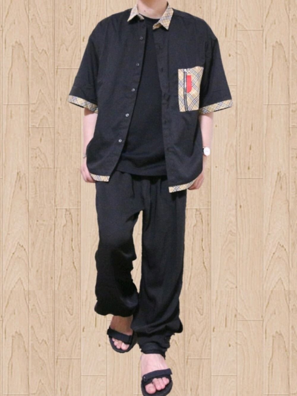 ブラック系のシャツ/ブラウス、ブラック系のその他パンツ、ブラック系のTシャツ/カットソーを着用したメンズの夏コーディネートの1枚目の写真