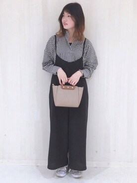 「earth music&ecology（アースミュージックアンドエコロジー）のアイテム（サロペット/オーバーオール、ブラック系）」を使った、hikaruさん（レディース・161cm）の冬コーディネート