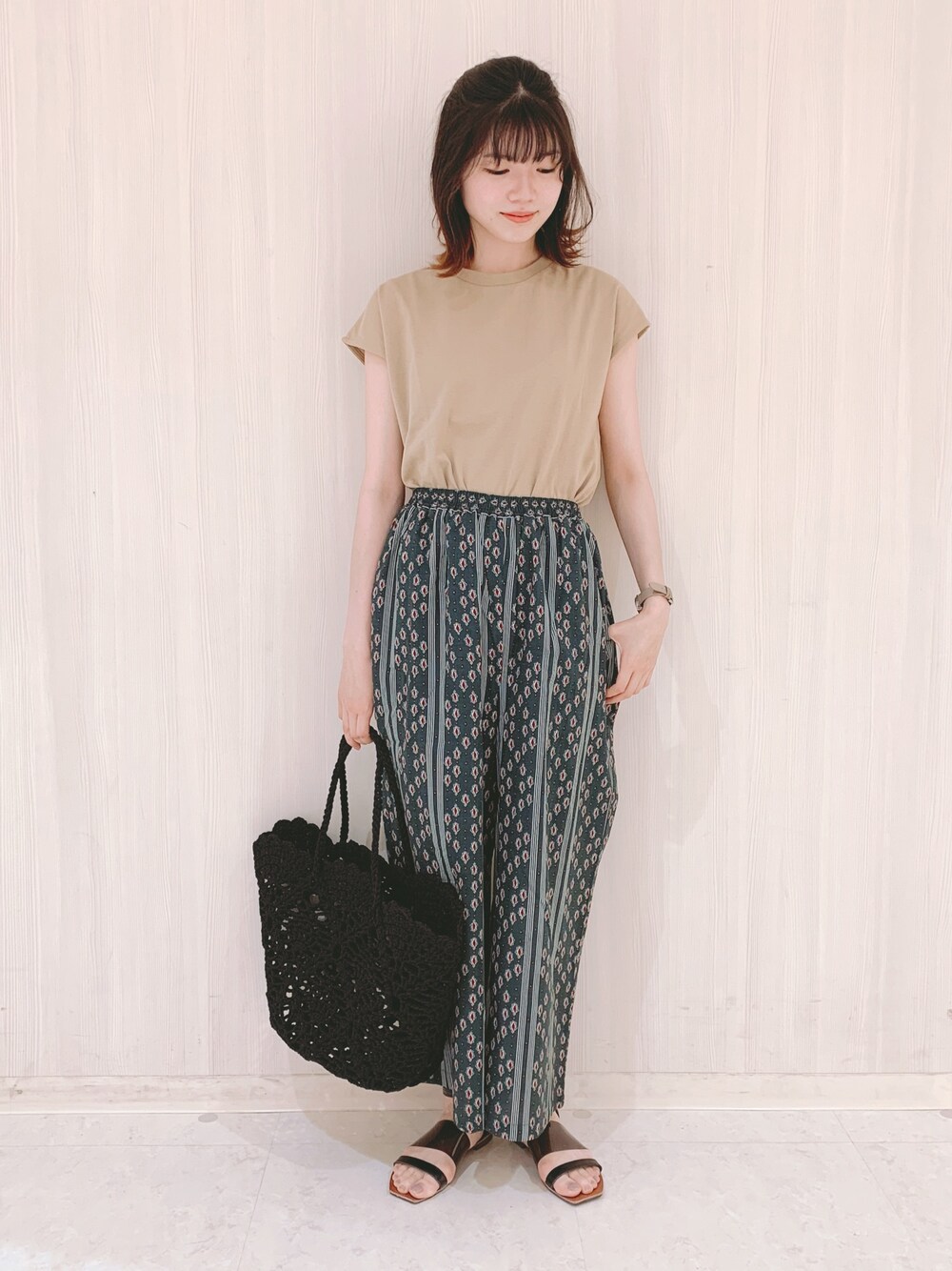 「Green Parks、Tシャツ、ワイドパンツ、USAコットン、エスニック柄、クリアサンダル、サンダル、小物は黒、夏コーデ、ゆるコーデ」｜「Green　Parksの・USAコットンフレンチスリーブTシャツ（Tシャツ/カットソー、ベージュ系）」を使った、hikaruさん（レディース・161cm）の夏コーディネートの1枚目の写真