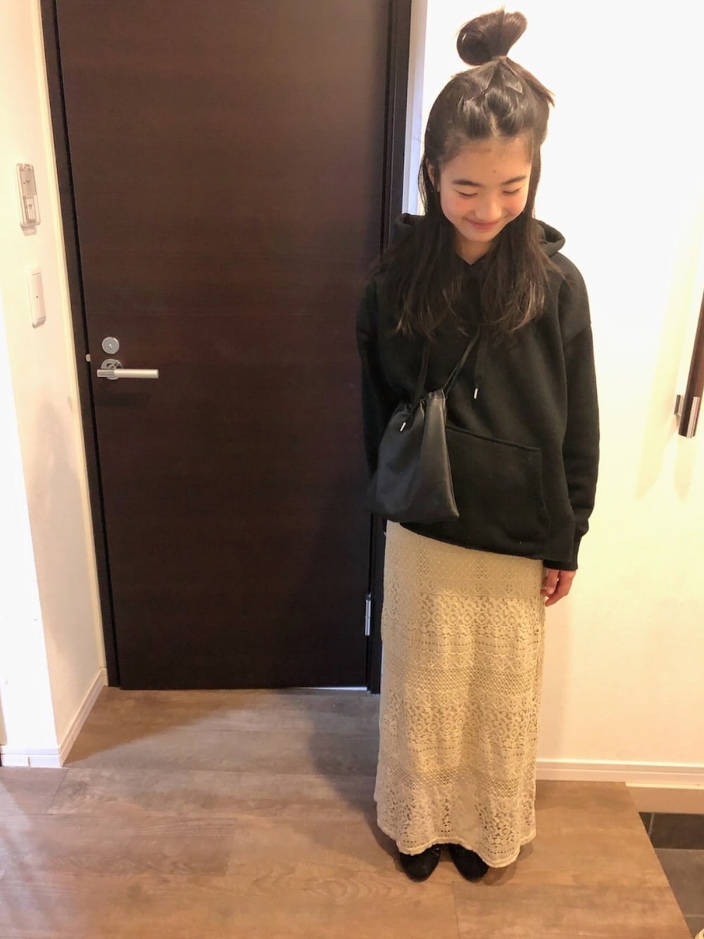 「kids、休日スタイル、女の子コーデ、小学生、プチプラ、おだんごヘアー、ゆるコーデ」｜「chocol raffine robeのアイテム（パーカー、ブラック系）」を使った、©️o©️oさん（キッズ・153cm）の冬コーディネートの1枚目の写真