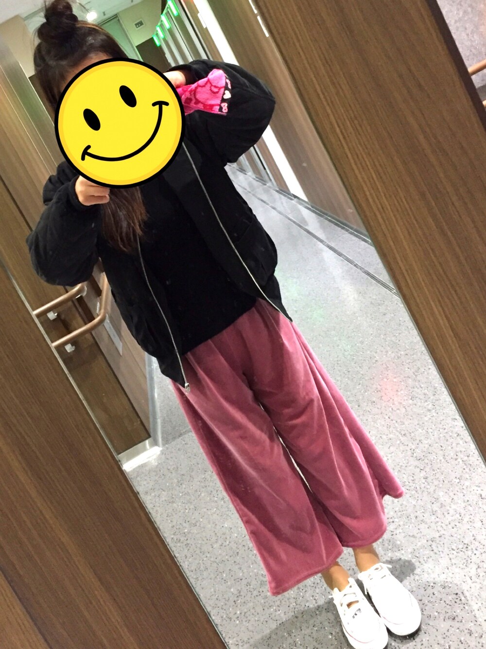 ブラック系のニット/セーター、ピンク系のその他パンツ、ホワイト系のスニーカーを着用したレディースの冬コーディネートの1枚目の写真