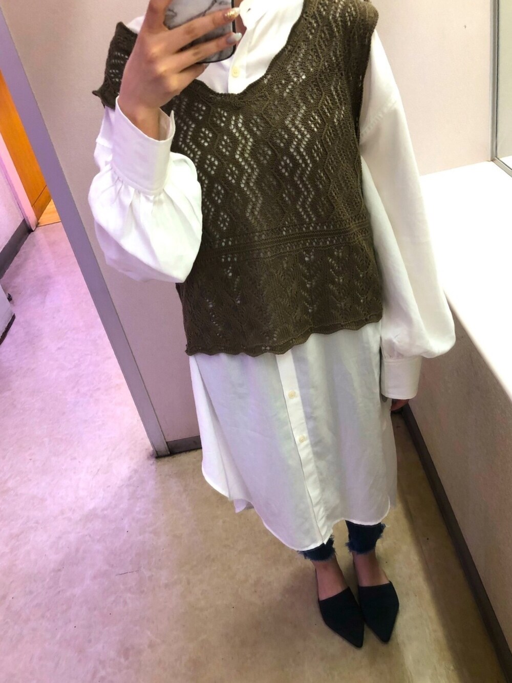 ホワイト系のシャツ/ブラウス、ブルー系のデニムパンツ、ブラック系のシューズを着用したレディースの夏コーディネートの1枚目の写真