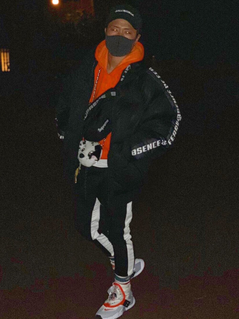 「supreme、ダウンジャケット、ストリート、ソックス、スニーカー、NIKE、stussy、オレンジ、黒マスク」｜「ZARAのアイテム（ダウンジャケット/コート、ブラック系）」を使った、🇺🇸INC🧸さん（メンズ・165cm）の冬コーディネートの1枚目の写真