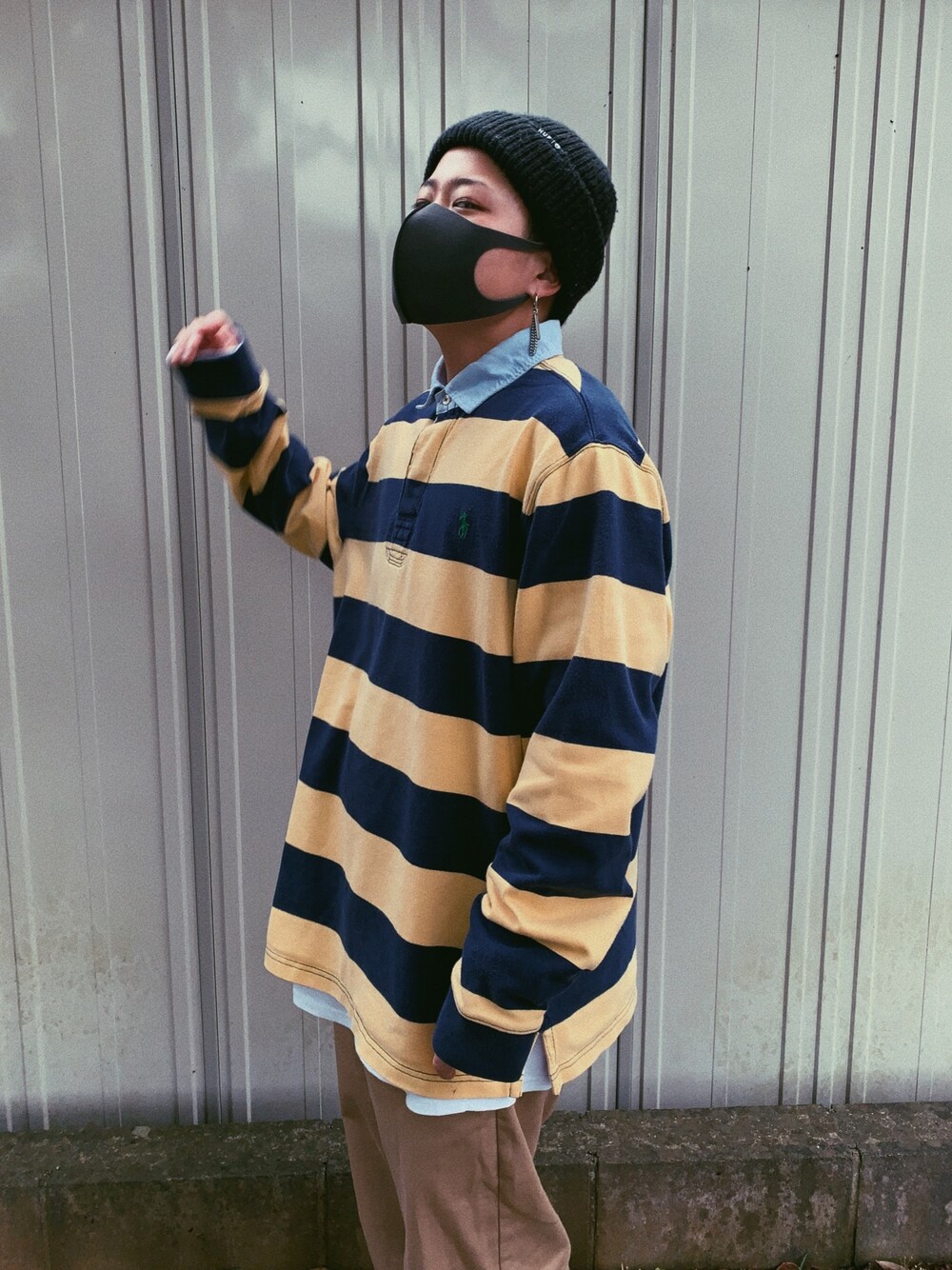 イエロー系のシャツ/ブラウス、ベージュ系のチノパンツ、ブラック系のニットキャップ/ビーニーを着用したメンズの秋コーディネートの1枚目の写真