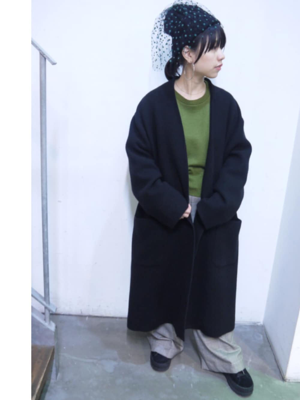 「秋冬、ラクチンコーデ、パンツスタイル、ootd、秋、ビッグシルエット、秋コーデ、きれいめカジュアル、冬コーデ、603」｜「603の603 メルトンベルト付ガウンコート（その他アウター、ブラック系）」を使った、ホリユキノさん（レディース・154cm）の秋コーディネートの1枚目の写真