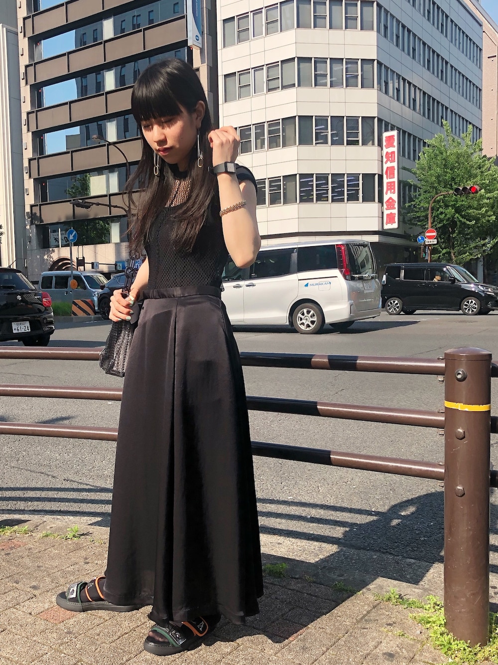 「ゆるコーデ、今日のコーデ、シンプル、ラフ、ロングワンピース、モノトーン、サンダルリゾート、低身長」｜「TOGA PULLAのアイテム（ワンピース、ブラック系）」を使った、ホリユキノさん（レディース・154cm）の春コーディネートの1枚目の写真