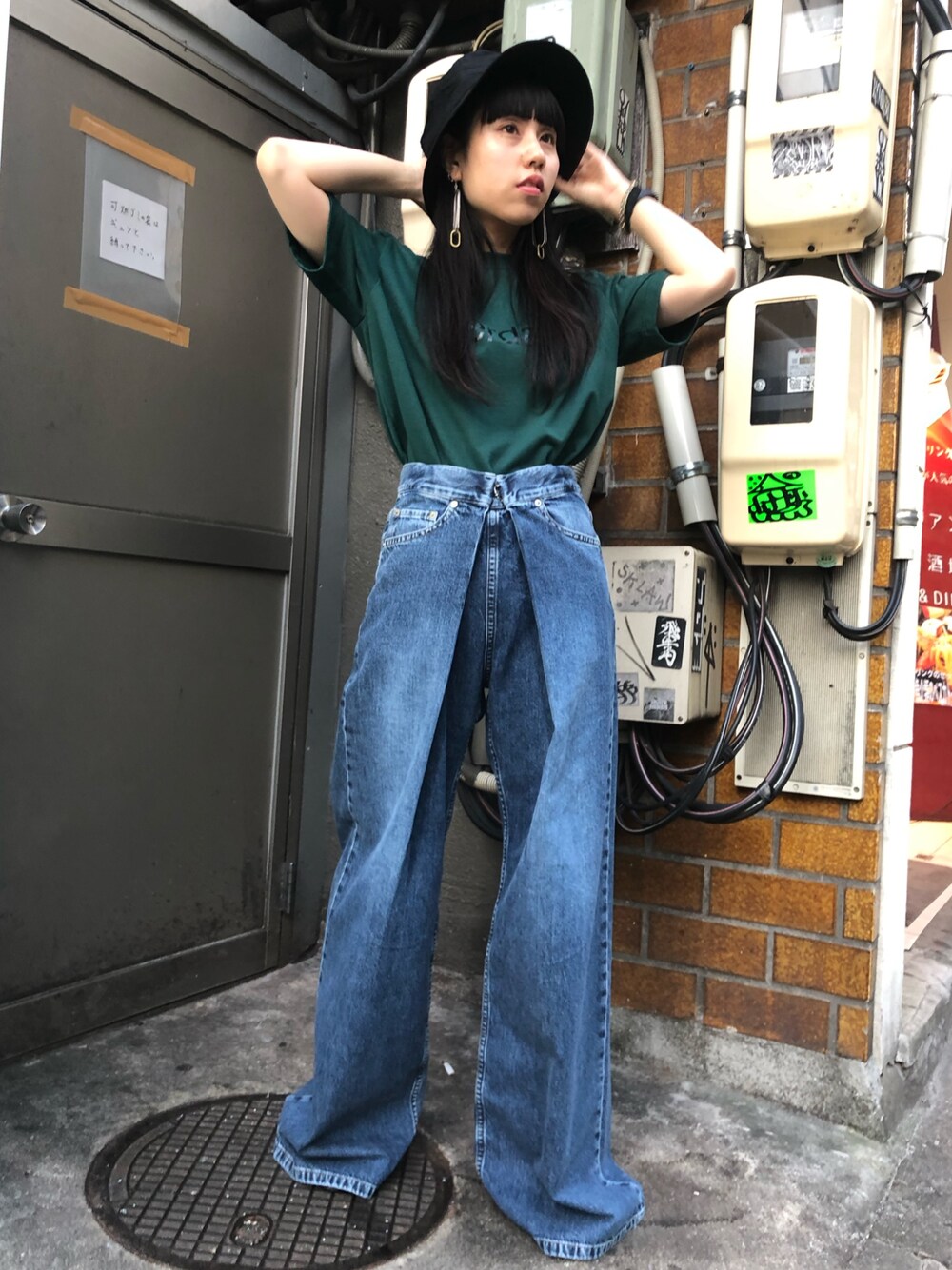 「シンプルコーデ、オトナカジュアル、ラフスタイル、リラックススタイル、パンツスタイル、summer、今日のコーデ、低身長、カジュアルコーデ、JOHN LAWRENCE SULLIVAN」｜「JOHN LAWRENCE SULLIVANのJOHN LAWRENCE SULLIVAN “AFTER DARK”プリントTシャツ（Tシャツ/カットソー、グリーン系）」を使った、ホリユキノさん（レディース・154cm）の夏コーディネートの1枚目の写真