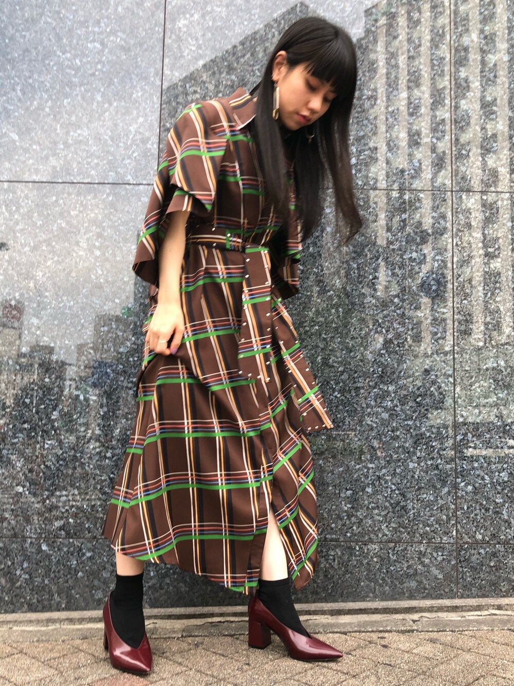 「シンプル、きれいめカジュアル、ワンピース、キレイめ、ブラウン、AKIRA NAKA、オトナ女子、おとなコーデ、MIDWEST、19aw」｜「AKIRANAKAのアイテム（ワンピース/ドレス、ブラウン系）」を使った、ホリユキノさん（レディース・155cm）の夏コーディネートの1枚目の写真