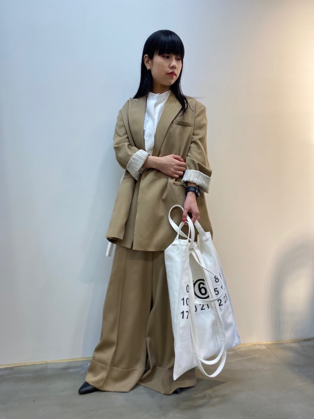 「セットアップ、ベージュコーデ、シンプル、パンツスタイル、きれいめカジュアル、ゆるコーデ、低身長、キレイめ、オトナ女子、ジャケット」｜「RITOのRITO “WITH BELT“ビックジャケット（テーラードジャケット、ベージュ系）」を使った、ホリユキノさん（レディース・154cm）の春コーディネートの1枚目の写真