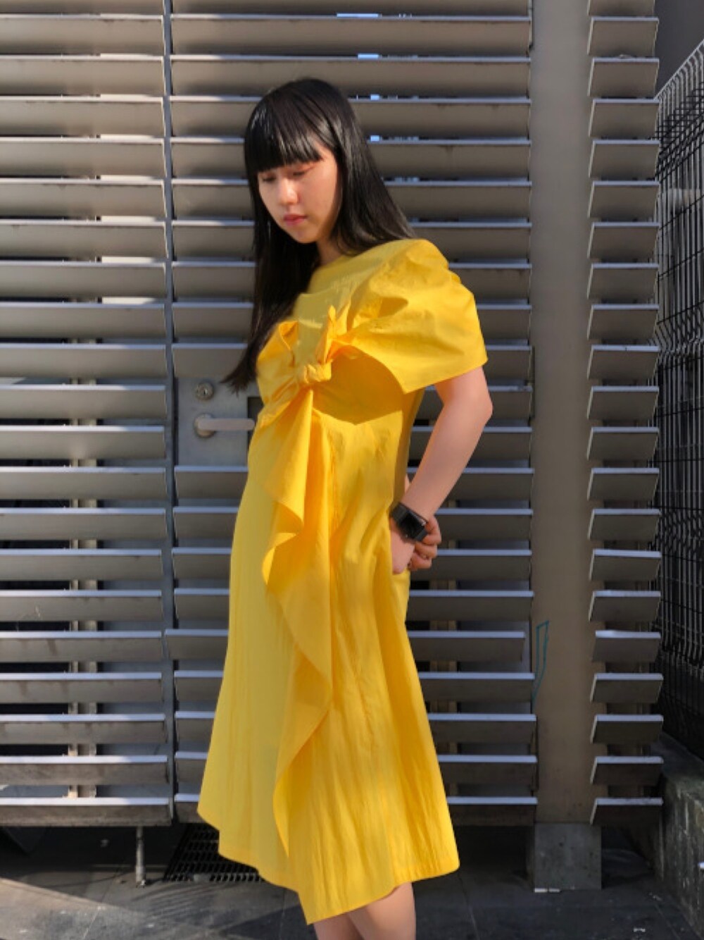 「カジュアルコーデ、休日スタイル、オトナカジュアル、はるコーデ、ワンピース、オトナ女子、ワントーンコーデ、夏コーデ、キレイめ、大人ガーリー」｜「AKIRANAKAのAKIRANAKA ドレープドレス（ワンピース、イエロー系）」を使った、ホリユキノさん（レディース・154cm）の春コーディネートの1枚目の写真