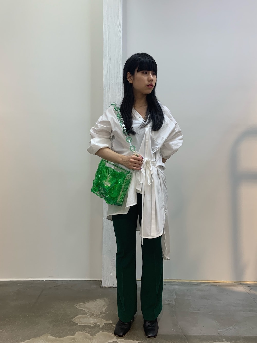「大人カジュアル、春夏コーデ、今日のコーデ、低身長、フレアパンツ、白Tシャツ、グリーン、リラックススタイル、ゆるコーデ、シンプル」｜「MAISON EUREKAのMAISON EUREKA ヒールローファー（パンプス、ブラック系）」を使った、ホリユキノさん（レディース・154cm）の春コーディネートの1枚目の写真
