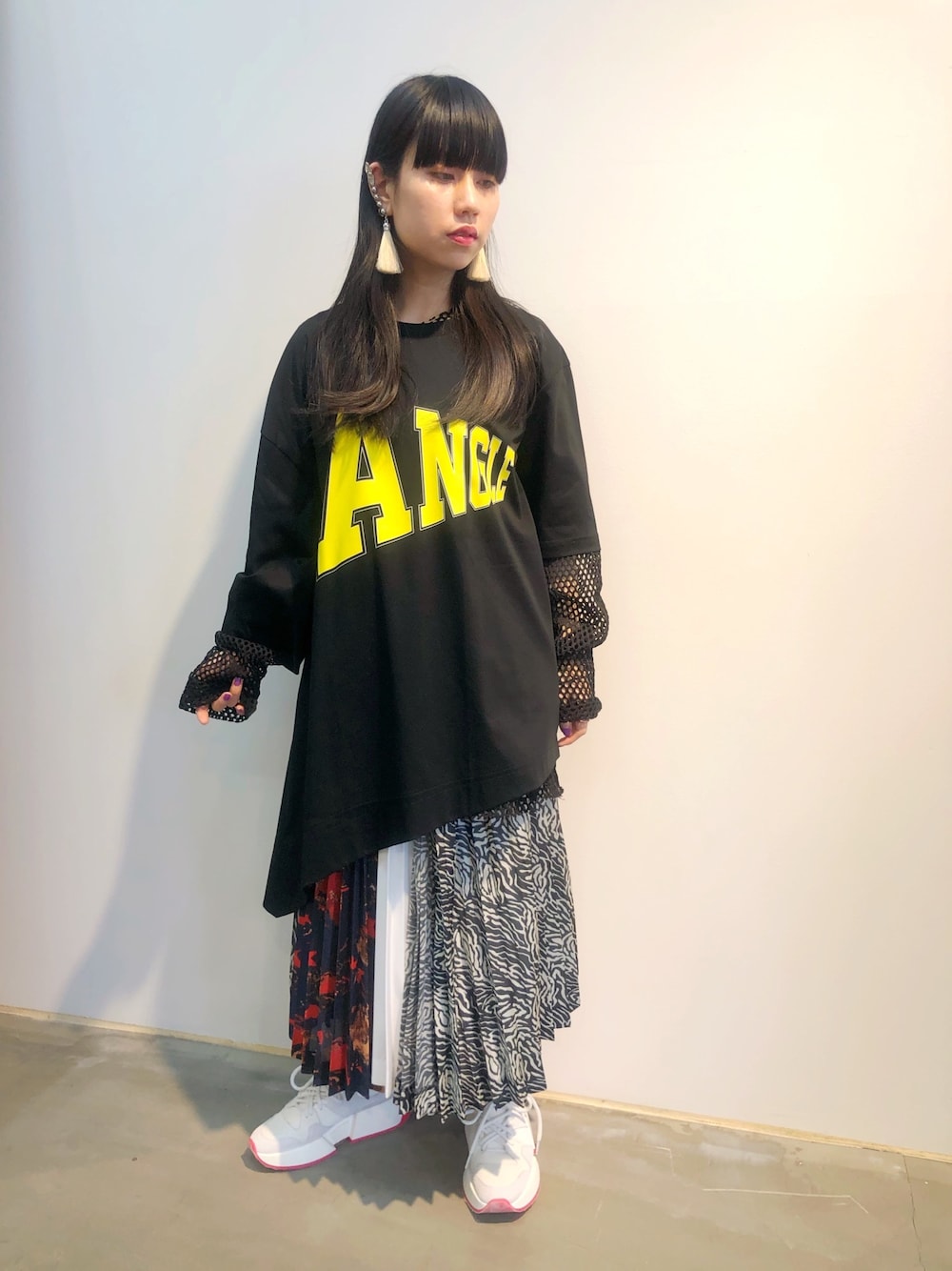 「オトナカジュアル、ストリート、低身長コーデ、カジュアル、ビッグシルエット、メンズライク、オーバーサイズ、ロゴT、ブラックコーデ、スニーカー」｜「ANREALAGEのANREALAGE “SIDE ANGLE” プリントTシャツ（Tシャツ/カットソー、ブラック系）」を使った、ホリユキノさん（レディース・154cm）の春コーディネートの1枚目の写真