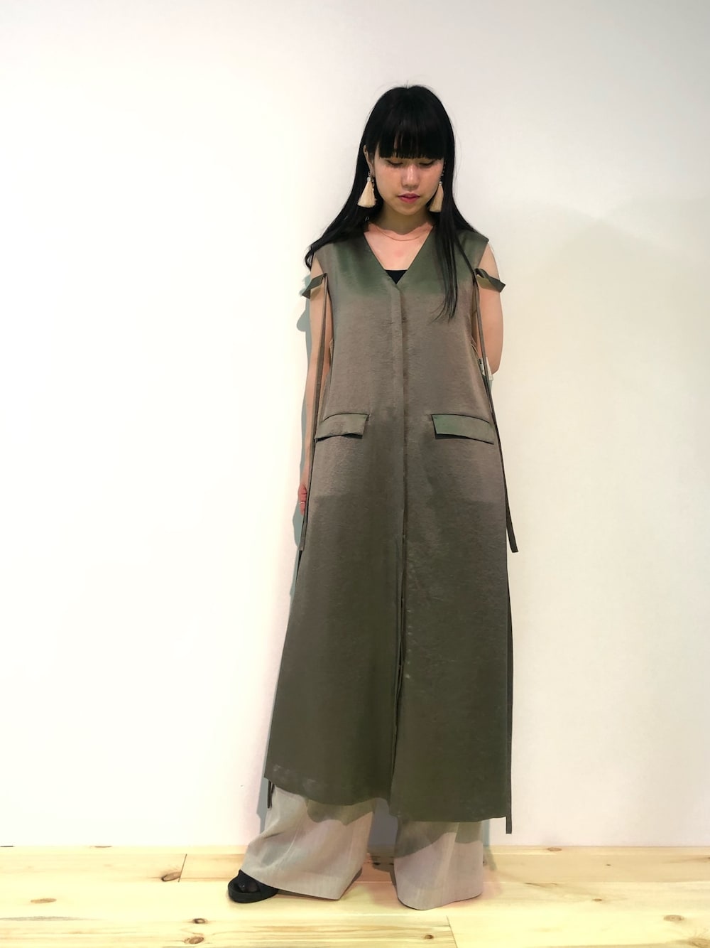 「アースカラー、春夏コーデ、シンプルコーデ、パンツスタイル、きれいめカジュアル、低身長、ロングワンピース、ワントーンコーデ、レイヤードスタイル、リネンパンツ」｜「RITOのRITO “SUMMER TWEED”ドレス（ワンピース、ブラウン系）」を使った、ホリユキノさん（レディース・154cm）の春コーディネートの1枚目の写真