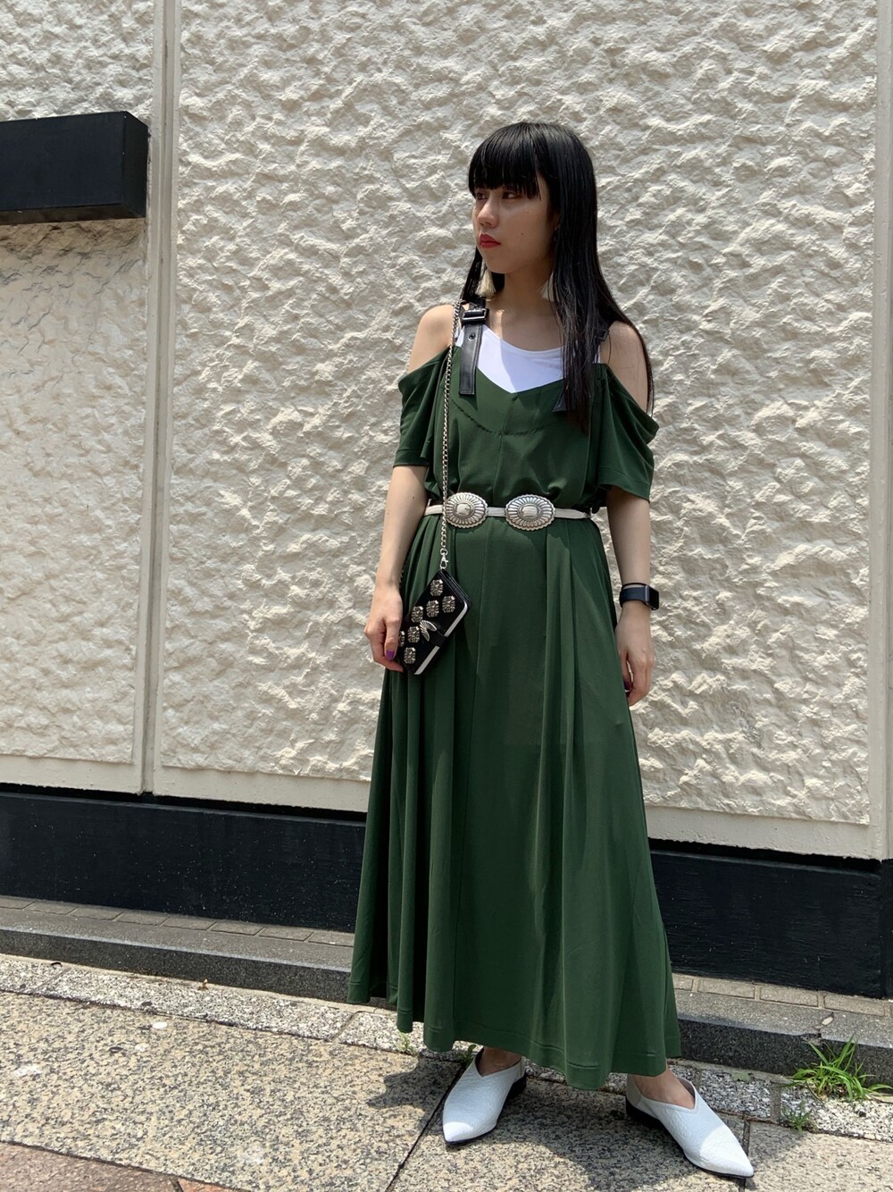 「低身長コーデ、ロングワンピース、キャミワンピ、カジュアルコーデ、大人カジュアル、夏、レイヤードスタイル、ゆるコーデ、TOGA、グリーン」｜「TOGA PULLAのTOGA PULLA フリンジイヤリング（イヤリング、グリーン系）」を使った、ホリユキノさん（レディース・154cm）の夏コーディネートの1枚目の写真