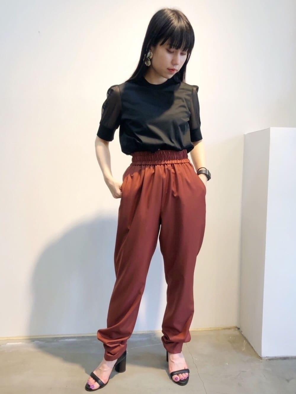 「ラクチンコーデ、リラックススタイル、オトナ女子、パンツスタイル、低身長コーデ、フレアパンツ、モノトーン、お仕事コーデ、黒Tシャツ、透け感」｜「JOHN LAWRENCE SULLIVANのJOHN LAWRENCE SULLIVAN チュールスリーブTシャツ（Tシャツ/カットソー、ブラック系）」を使った、ホリユキノさん（レディース・154cm）の夏コーディネートの1枚目の写真