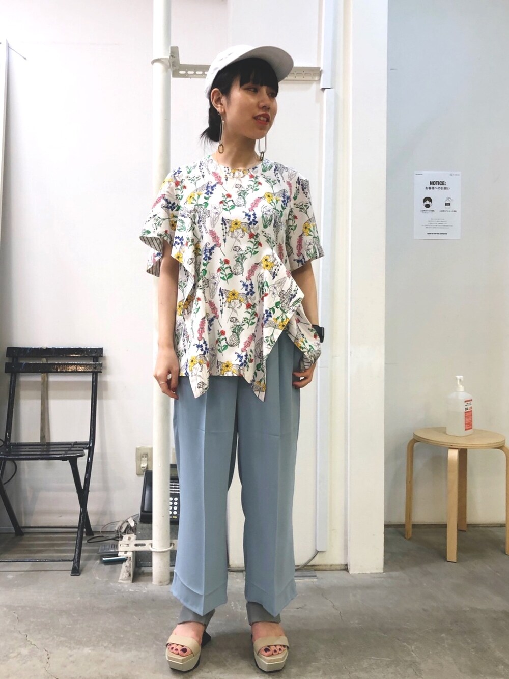 ホワイト系のシャツ/ブラウス、ブルー系のその他パンツ、ブラック系のサンダルを着用したレディースの夏コーディネートの1枚目の写真