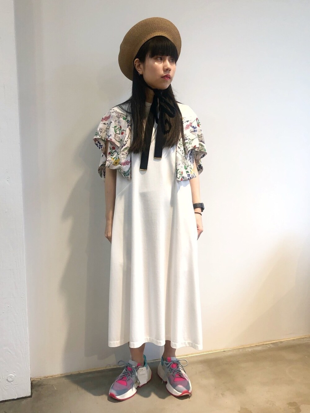 「カジュアル、大人女子、ラフコーデ、ロングワンピース、白Tシャツ、ゆるコーデ、スニーカー、夏コーデ、低身長、ベレー帽」｜「AKIRANAKAのAKIRANAKA “ANEMONE TWIST” スリーブドレス（ワンピース、ホワイト系）」を使った、ホリユキノさん（レディース・154cm）の夏コーディネートの1枚目の写真