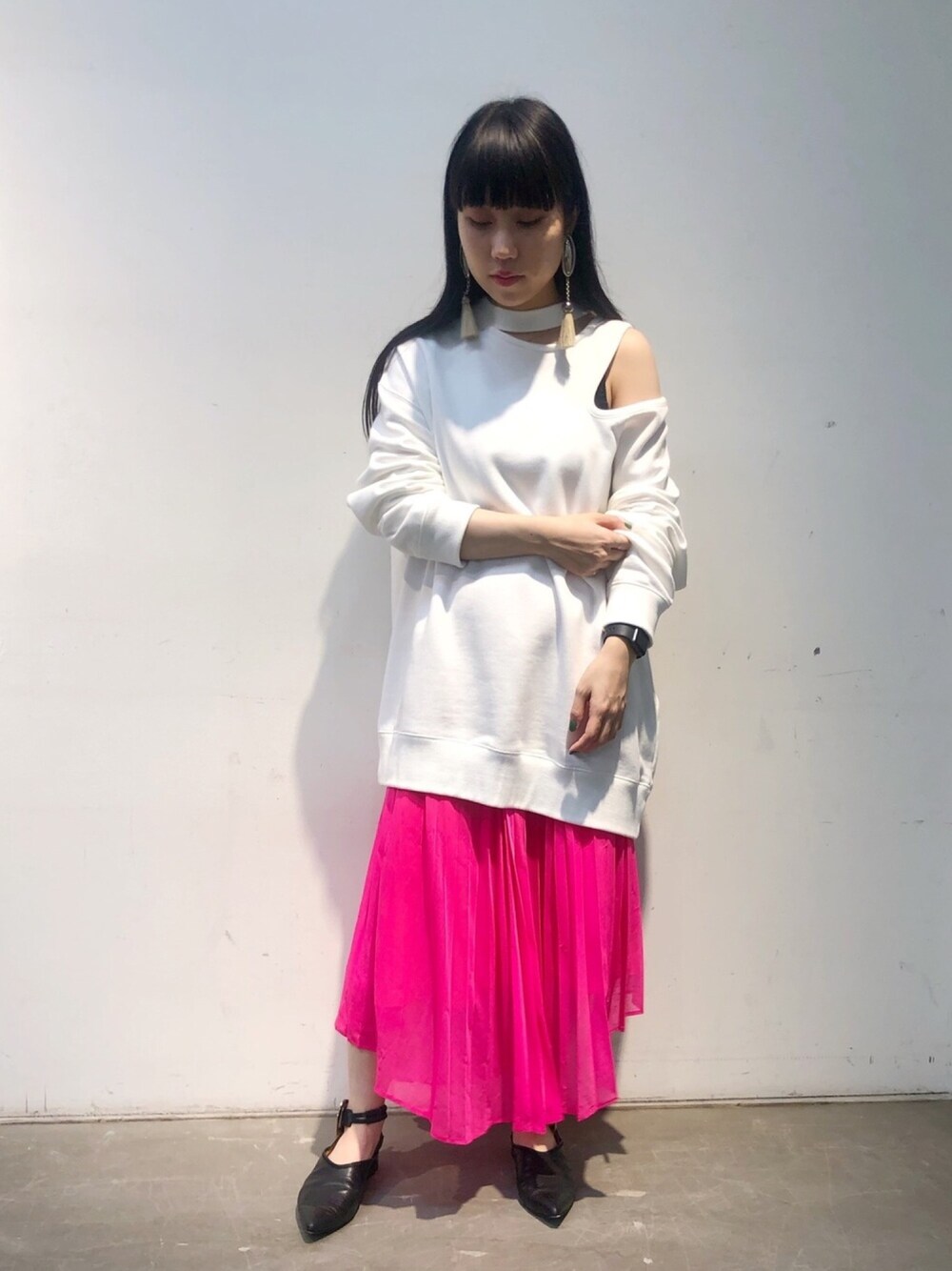 「カジュアルコーデ、オトナ女子、楽チンコーデ、きれいめカジュアル、シースルー、透け感、ラフコーデ、低身長、スカート、ピンク」｜「TOGA PULLAのTOGA スウェットコットントップス（スウェット、ホワイト系）」を使った、ホリユキノさん（レディース・154cm）の夏コーディネートの1枚目の写真