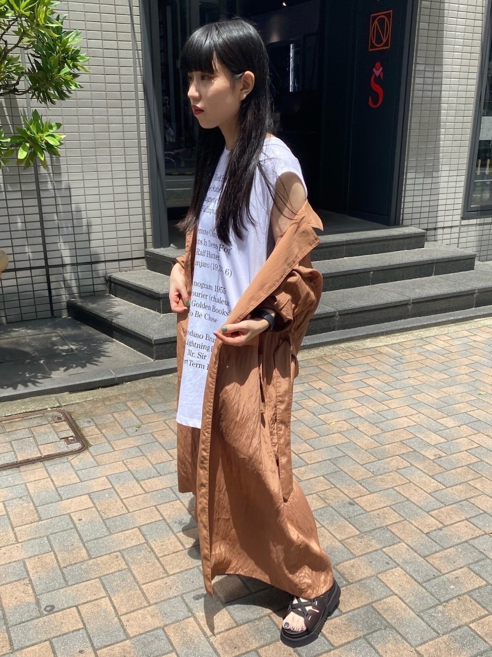 「夏コーデ、大人カジュアル、低身長コーデ、summer、着回しコーデ、白Tシャツ、レイヤードスタイル、クリアサンダル、カジュアル、秋コーデ」｜「muller of yoshiokuboのmuller of yoshiokubo 2WAYベルトロングコート（その他アウター、ベージュ系）」を使った、ホリユキノさん（レディース・154cm）の夏コーディネートの1枚目の写真