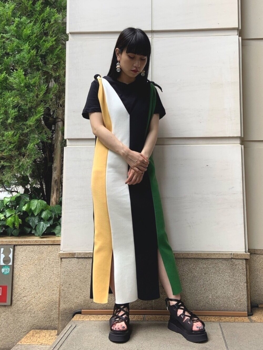「シンプルコーデ、今日のコーデ、厚底サンダル、楽チンコーデ、黒、ワンピース、サンダル、ノースリーブ、Tシャツ、レイヤードスタイル」｜「AKIRANAKAのAKIRANAKA “BAY RIBBON” ショルダーニットドレス（ワンピース、その他）」を使った、ホリユキノさん（レディース・154cm）の夏コーディネートの1枚目の写真