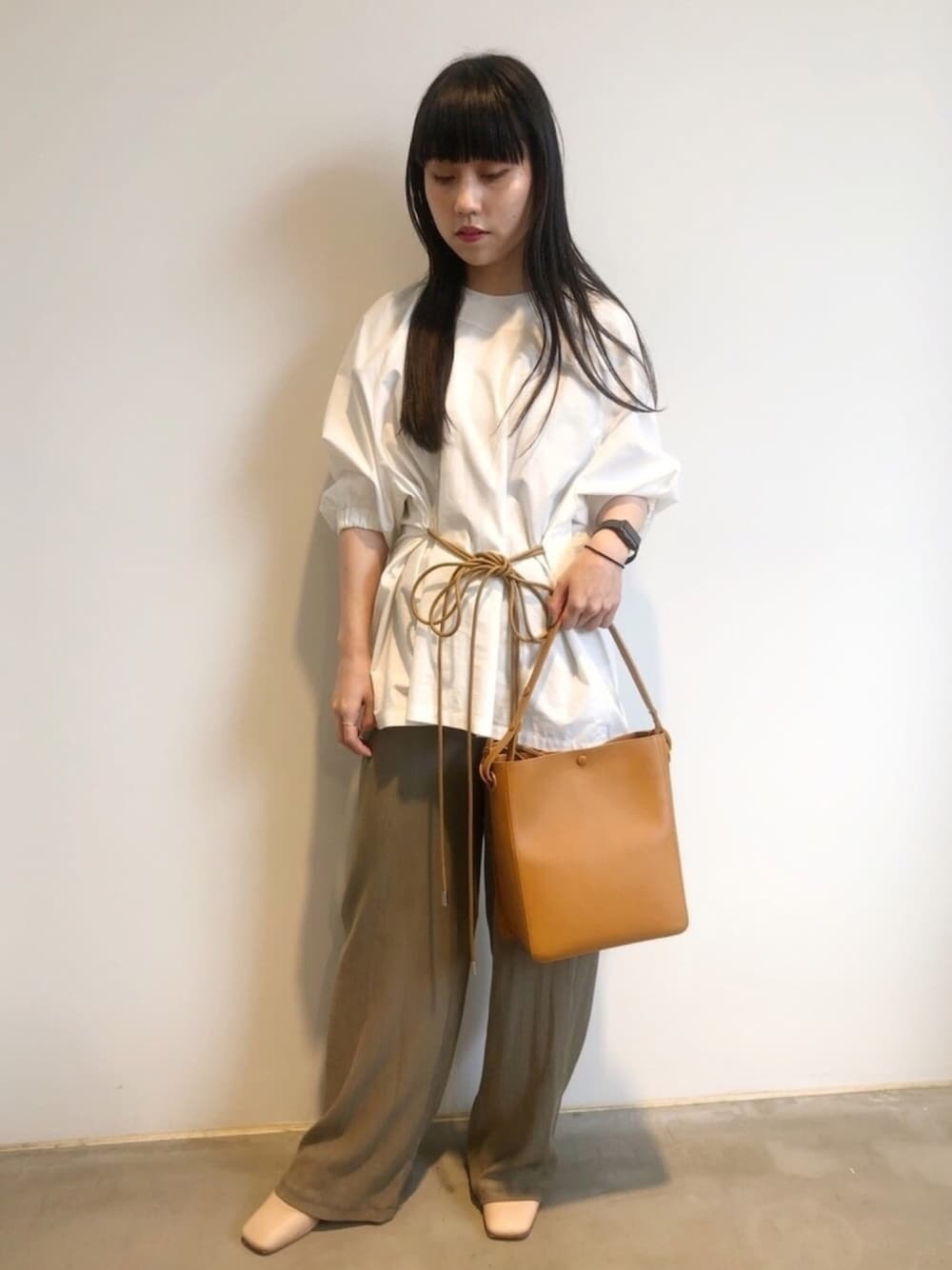「ラクチンコーデ、シンプルコーデ、リブパンツ、大人カジュアル、大人コーデ、夏セールで買いました、大人ガーリー、シャツスタイル、カーキ、シンプル」｜「muller of yoshiokuboのmuller of yoshiokubo ウエストマークブラウス（シャツ/ブラウス、ホワイト系）」を使った、ホリユキノさん（レディース・154cm）の夏コーディネートの1枚目の写真