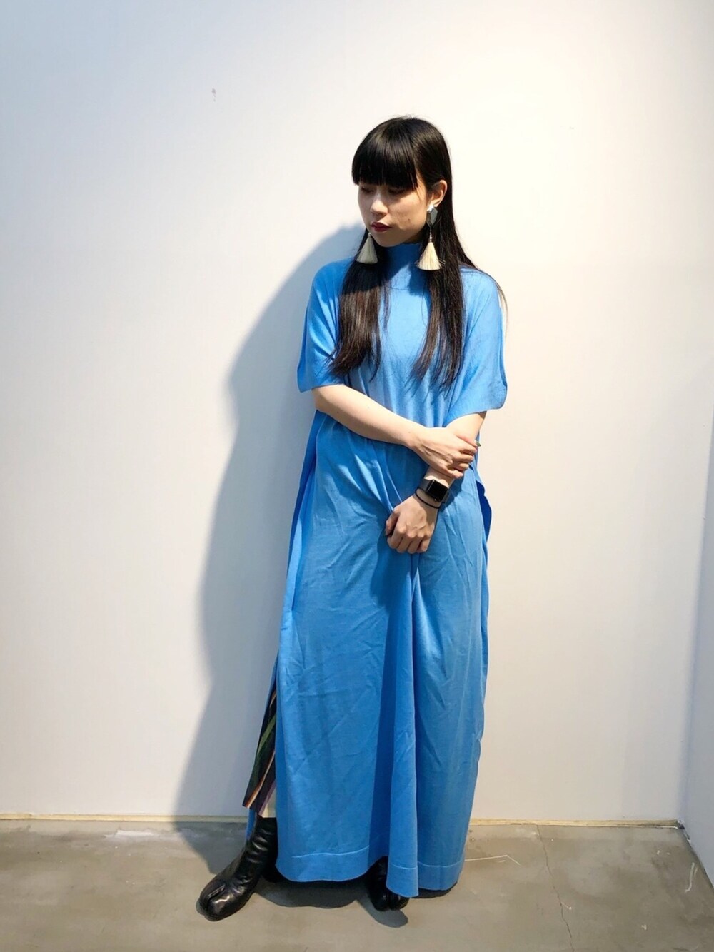 「シンプルコーデ、秋のコーデ、オトナ女子、低身長コーデ、レイヤードスタイル、ロングスカート、タンクトップ、ワンピース、秋、ブルー」｜「TOGA PULLAのTOGA PULLA ハイゲージニットドレス（ワンピース、ブルー系）」を使った、ホリユキノさん（レディース・154cm）の夏コーディネートの1枚目の写真