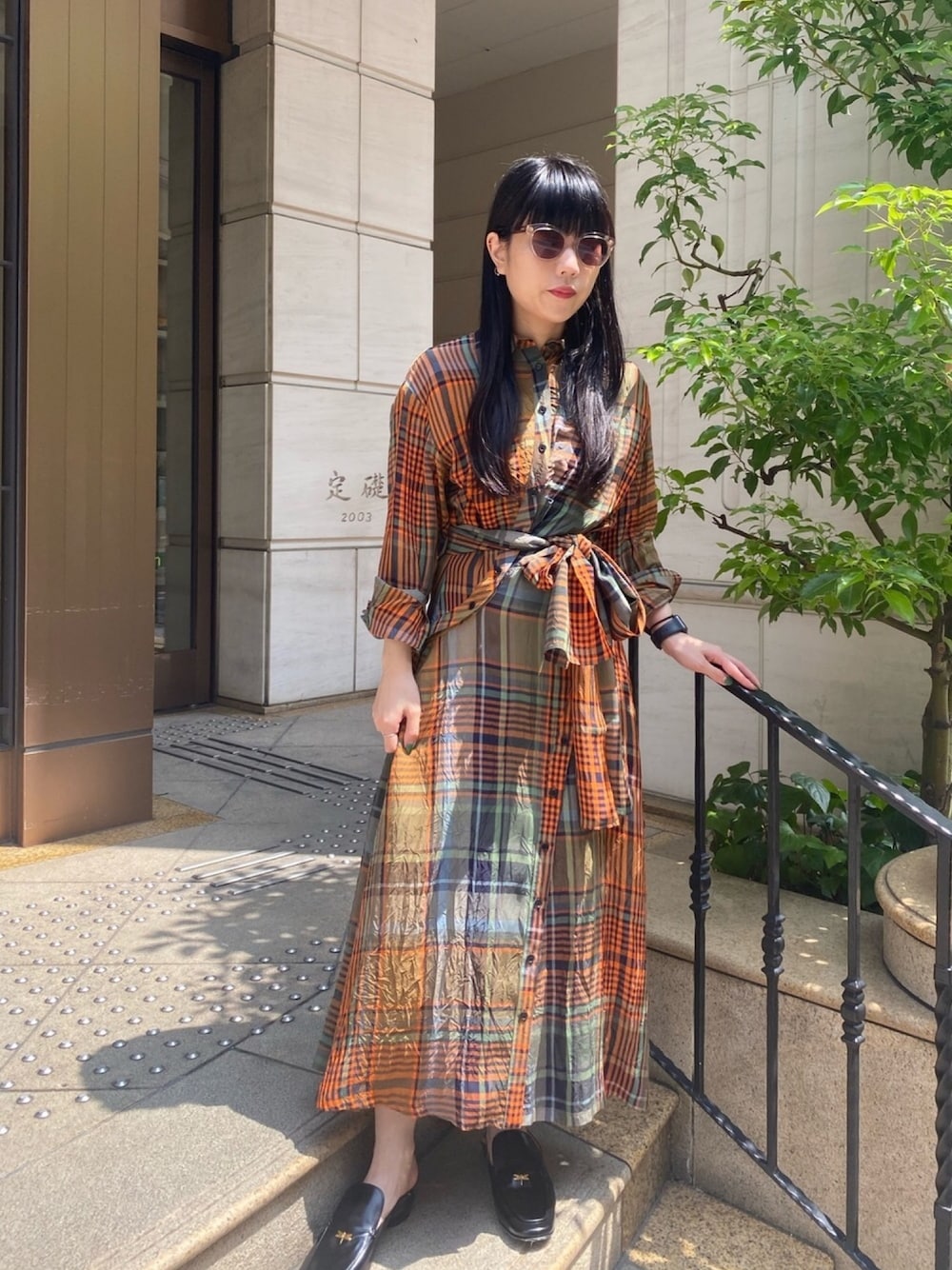 「夏、キレイめ、秋コーデ、低身長、秋カラー、リラックススタイル、ロングワンピース、ギンガムチェック、サングラス、大人女子」｜「BLANC..のBLANC.. “B0014-03”サングラス（サングラス、ベージュ系）」を使った、ホリユキノさん（レディース・154cm）の夏コーディネートの1枚目の写真