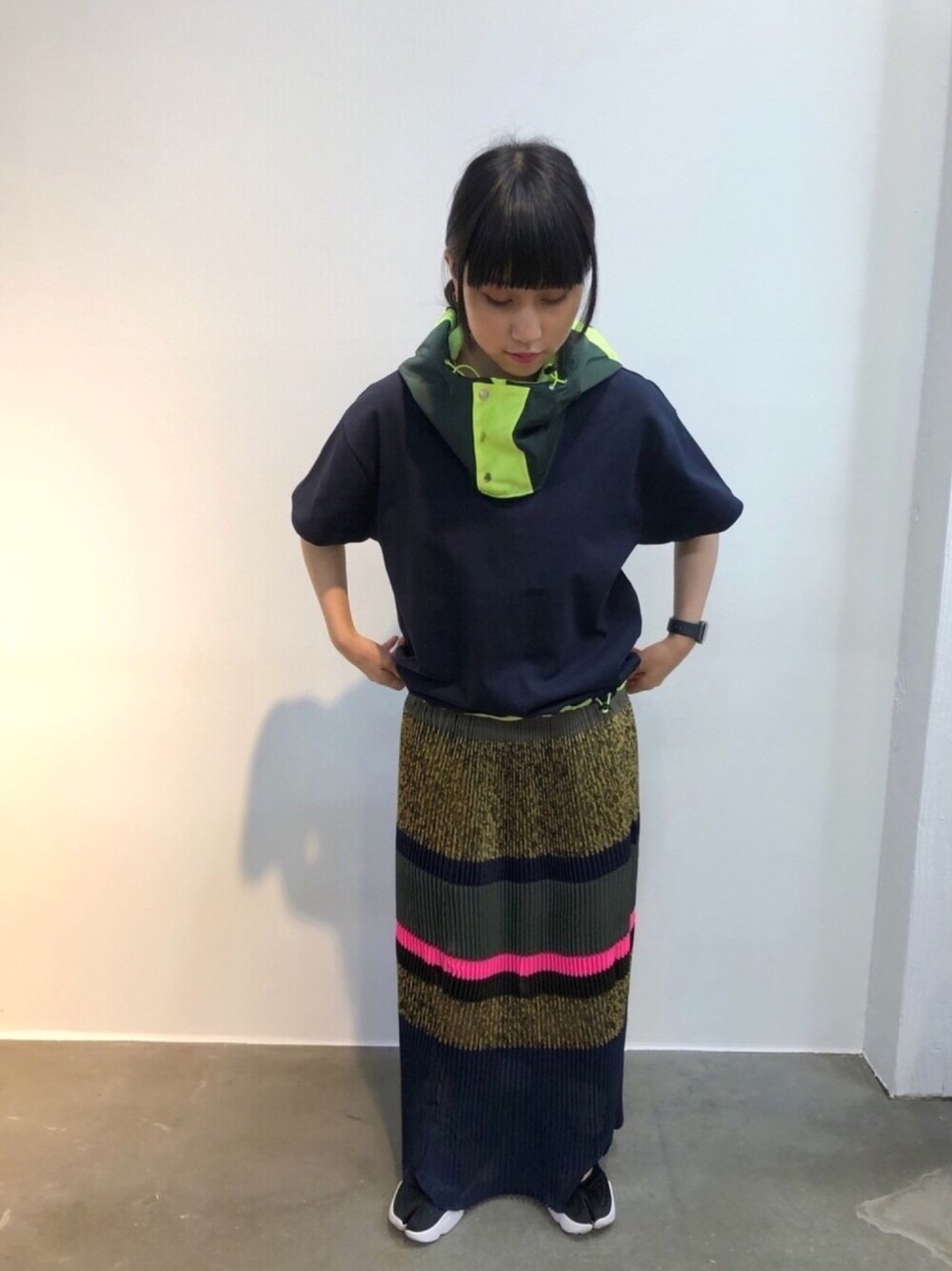 ブルー系のTシャツ/カットソー、ブルー系のスカートを着用したレディースの夏コーディネートの1枚目の写真