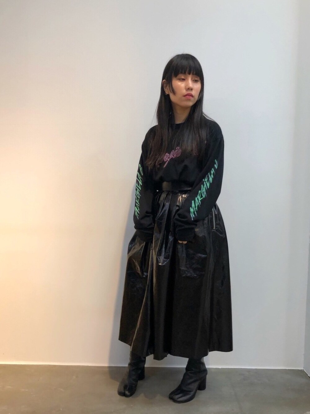 ブラック系のTシャツ/カットソー、ブラック系のブーツを着用したレディースの夏コーディネートの1枚目の写真