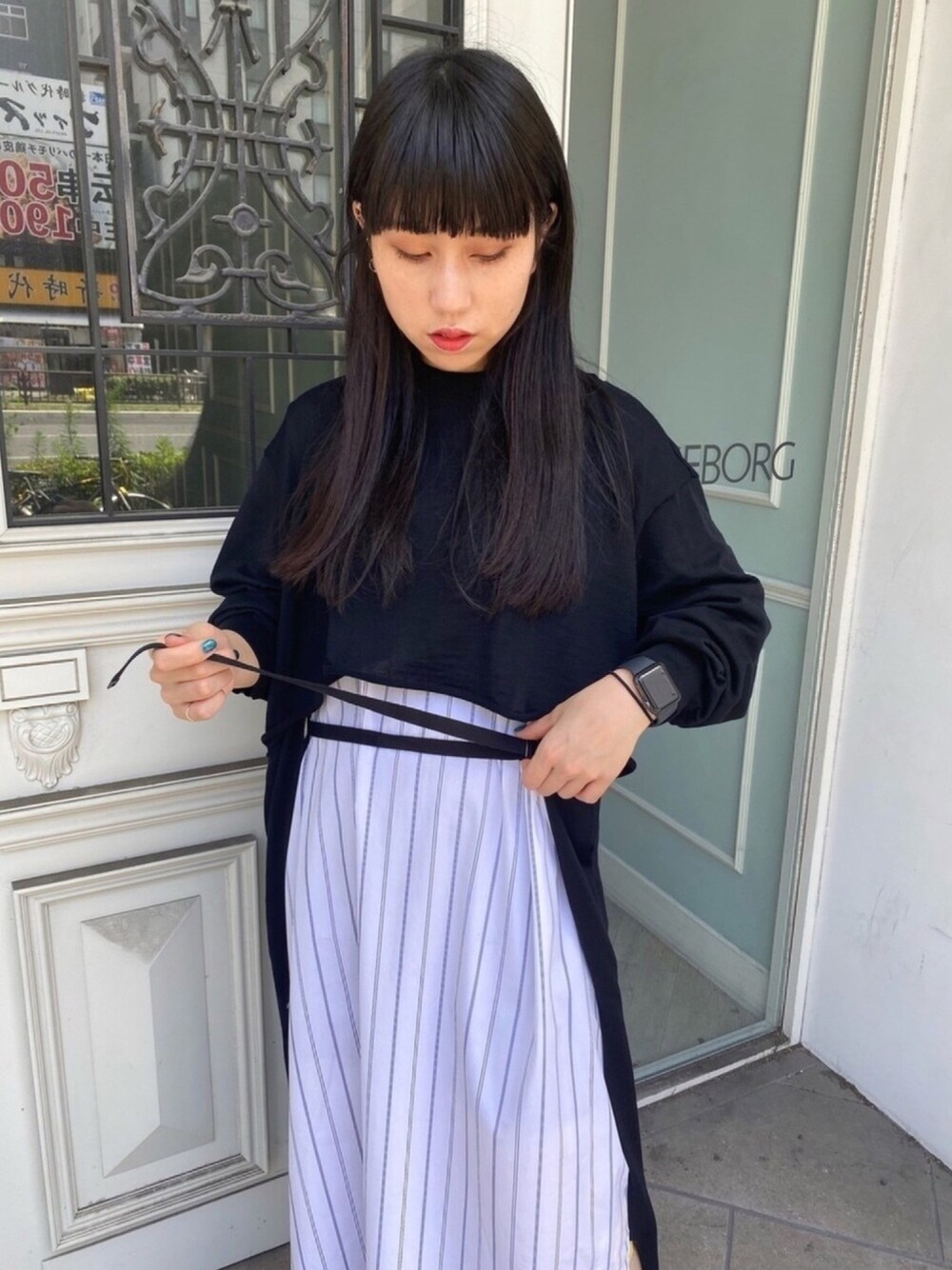 ブラック系のワンピースを着用したレディースの夏コーディネートの1枚目の写真