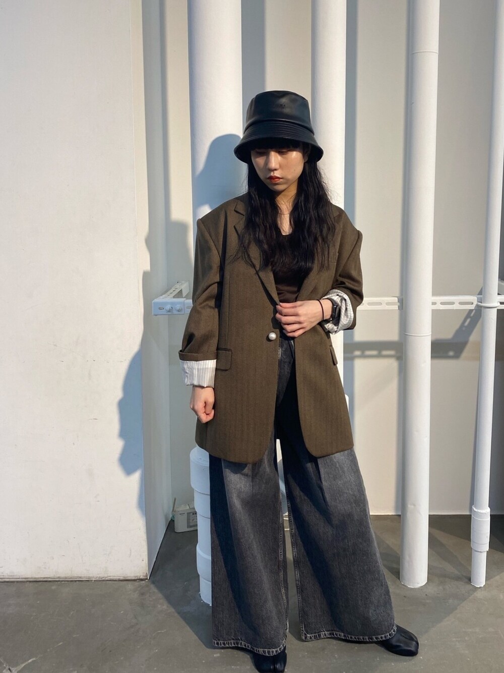 「シンプル、秋コーデ、大人かわいい、低身長、黒、デニムコーデ、着回しコーデ、秋カラー、ジャケット、ワイドパンツ」｜「JOHN LAWRENCE SULLIVANのJOHN LAWRENCE SULLIVAN “WASHED”デニムワイドパンツ（デニムパンツ、ブラック系）」を使った、ホリユキノさん（レディース・154cm）の秋コーディネートの1枚目の写真