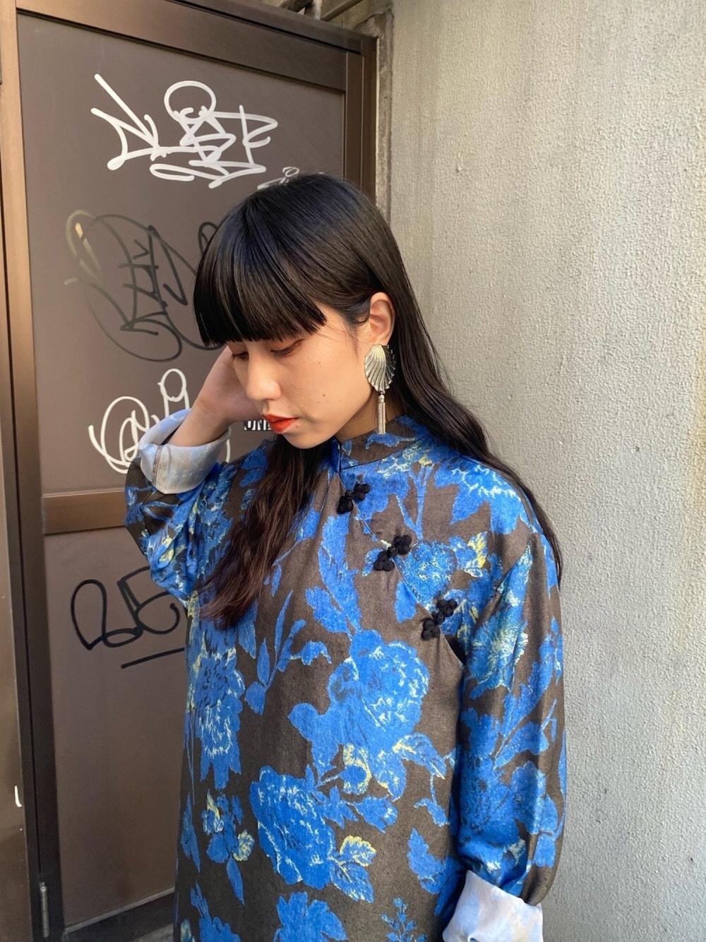 「カジュアル、秋、秋服準備はじめました、おしゃれさんと繋がりたい、楽チンコーデ、オーバーサイズ、柄、ブラック、ラクチンコーデ、ワンピース」｜「TOGA PULLAのTOGA PULLA メタルフリンジイヤリング（イヤリング、シルバー系）」を使った、ホリユキノさん（レディース・154cm）の秋コーディネートの1枚目の写真