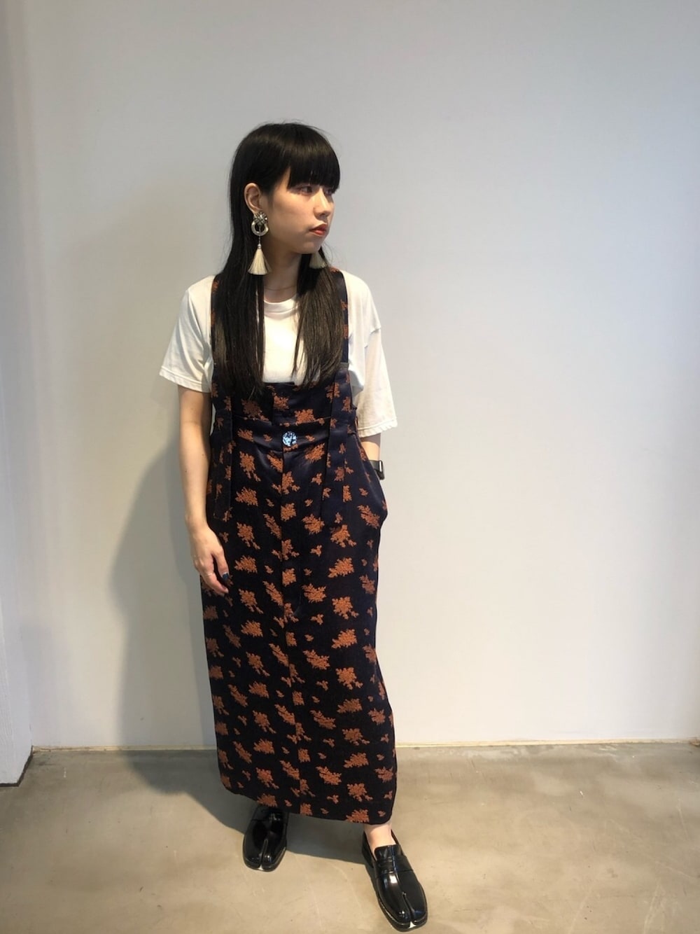 ブルー系のワンピース、ブラック系のドレスシューズ、シルバー系のイヤリングを着用したレディースの秋コーディネートの1枚目の写真