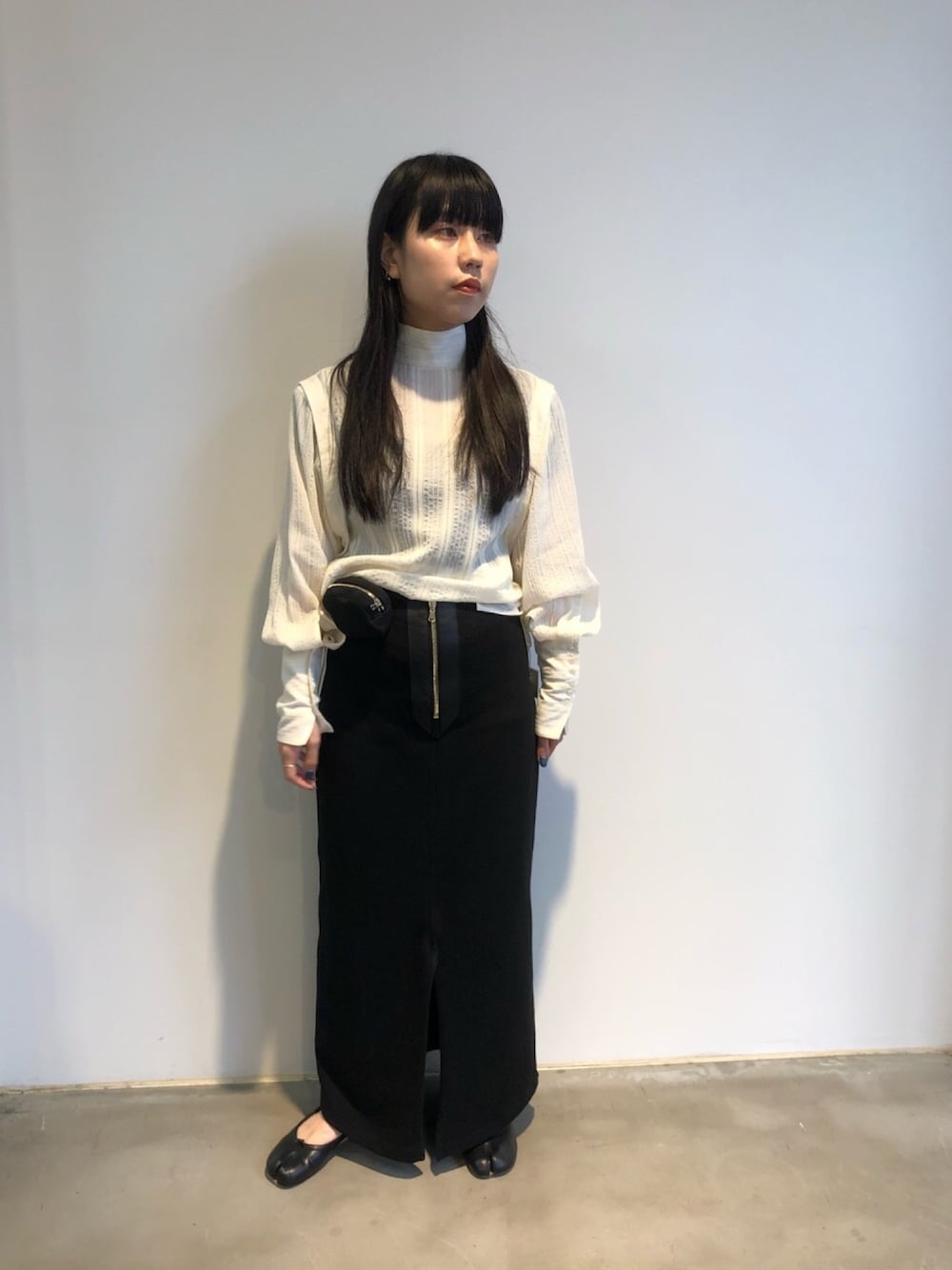 「シンプル、リラックススタイル、秋コーデ、低身長、足袋バレエ、黒、オトナカジュアル、大人ガーリー、ボリューム袖、モノトーンコーデ」｜「RITOのRITO “2WAY”キュプロシルクショートシャツ（シャツ/ブラウス、ホワイト系）」を使った、ホリユキノさん（レディース・154cm）の秋コーディネートの1枚目の写真